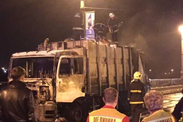 Видео пожара в Киеве: на мосту Патона сгорел мусоровоз Видео пожара в Киеве: на мосту Патона сгорел мусоровоз