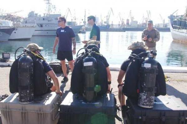 Военные водолазы из США и Украины провели совместные погружения в ходе Sea Breeze 2015 Военные водолазы из США и Украины провели совместные погружения в ходе Sea Breeze 2015