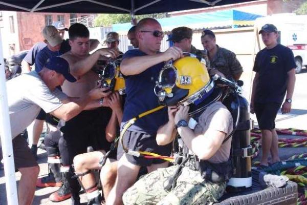 Военные водолазы из США и Украины провели совместные погружения в ходе Sea Breeze 2015 Военные водолазы из США и Украины провели совместные погружения в ходе Sea Breeze 2015