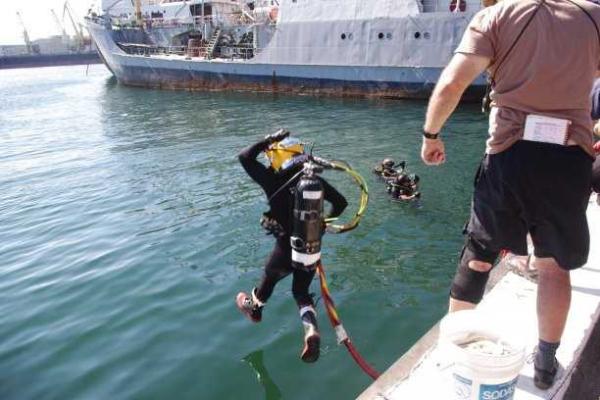 Военные водолазы из США и Украины провели совместные погружения в ходе Sea Breeze 2015 Военные водолазы из США и Украины провели совместные погружения в ходе Sea Breeze 2015