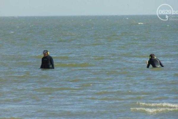 Водолазы-золотоискатели не на шутку напугали отдыхающих на городском пляже Мариуполя