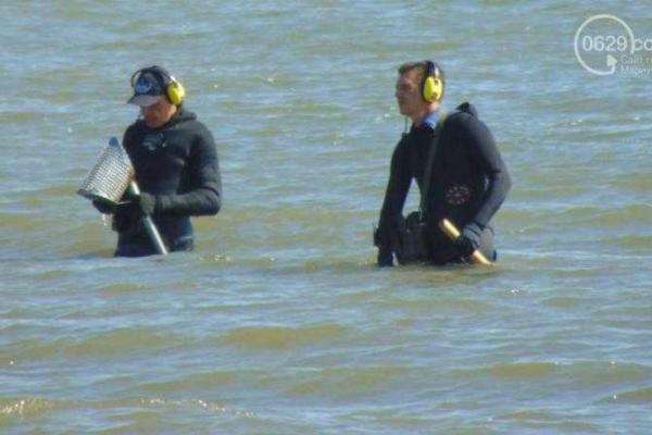 Водолазы-золотоискатели не на шутку напугали отдыхающих на городском пляже Мариуполя