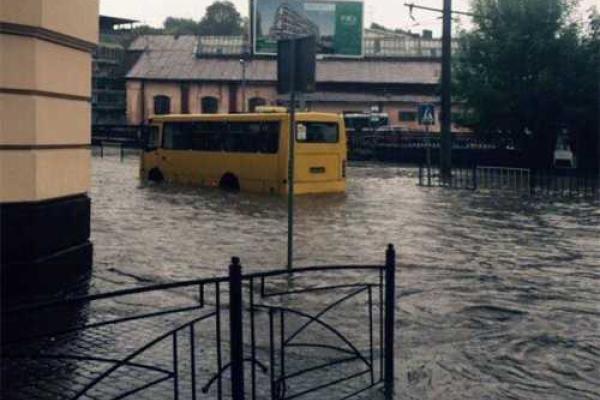 Во Львов пришла "большая вода", активисты составляют карту затопления города Во Львов пришла "большая вода", активисты составляют карту затопления города