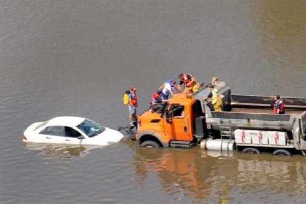 В США хозяйничает разрушительное мощное наводнение: есть погибшие и пропавшие В США хозяйничает разрушительное мощное наводнение: есть погибшие и пропавшие