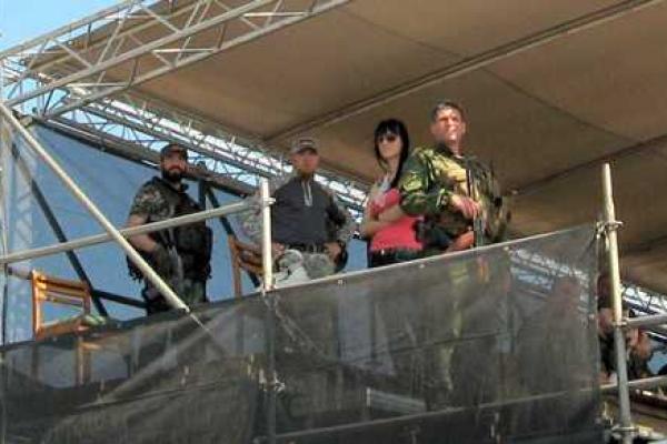 Горловчанка выложила в Сеть фотодоказательство, что "Моторола" отдыхал с женой на танковом биатлоне в Торезе