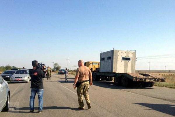 Блокада Крыма - это надолго: появились мобильные блокпосты, готовят окопы Блокада Крыма - это надолго: появились мобильные блокпосты, готовят окопы