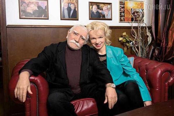 Армен Джигарханян вывел в свет молодую любовницу Армен Джигарханян вывел в свет молодую любовницу