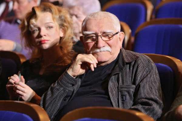 Армен Джигарханян вывел в свет молодую любовницу Армен Джигарханян вывел в свет молодую любовницу