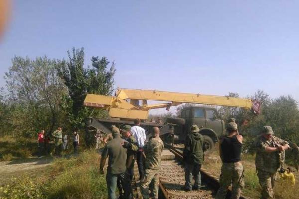 Активисты "Правого сектора" перекрыли пути к крымскому заводу украинского олигарха Фирташа Активисты "Правого сектора" перекрыли пути к крымскому заводу украинского олигарха Фирташа