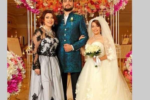 Дочь Розы Сябитовой призналась, что мама очень "приукрасила" расходы на свадьбу