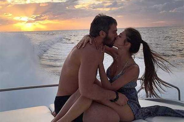 Хоккеист Овечкин обручился с начинающей актрисой, входящей в список самых богатых невест России