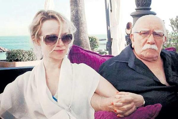 Армен Джигарханян вывел в свет молодую любовницу Армен Джигарханян вывел в свет молодую любовницу