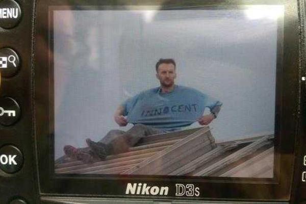 Взбунтовавшийся британский заключенный третьи сутки бродит по крыше тюрьмы, надзиратели бессильны Взбунтовавшийся британский заключенный третьи сутки бродит по крыше тюрьмы, надзиратели бессильны