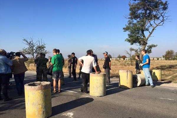 Блокада Крыма началась: бойцы "ПС" возводят заградительные сооружения на дороге, ведущей на полуостров Блокада Крыма началась: бойцы "ПС" возводят заградительные сооружения на дороге, ведущей на полуостров