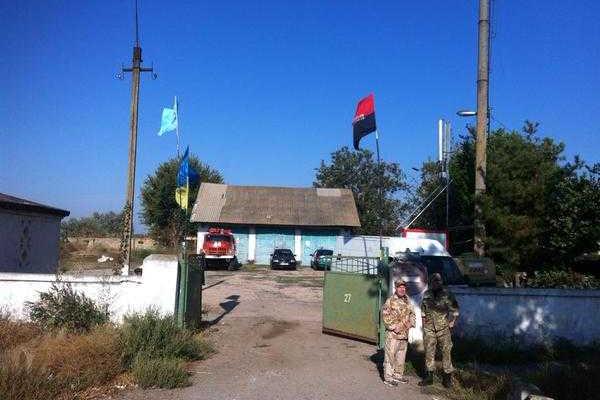 Блокада Крыма началась: бойцы "ПС" возводят заградительные сооружения на дороге, ведущей на полуостров Блокада Крыма началась: бойцы "ПС" возводят заградительные сооружения на дороге, ведущей на полуостров