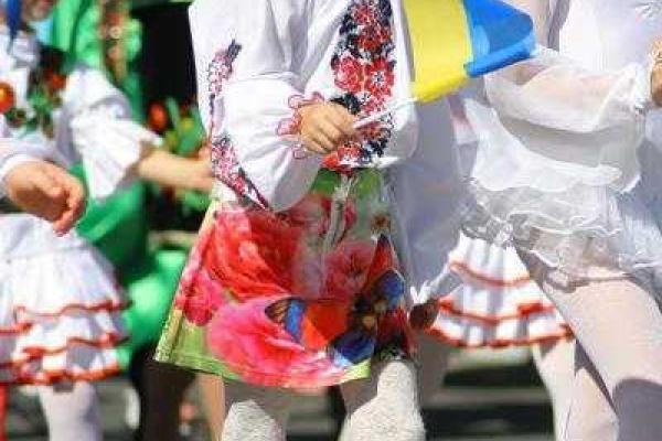 Бойцы батальона "Донбасс" в Мариуполе приняли участие в параде вышиванок