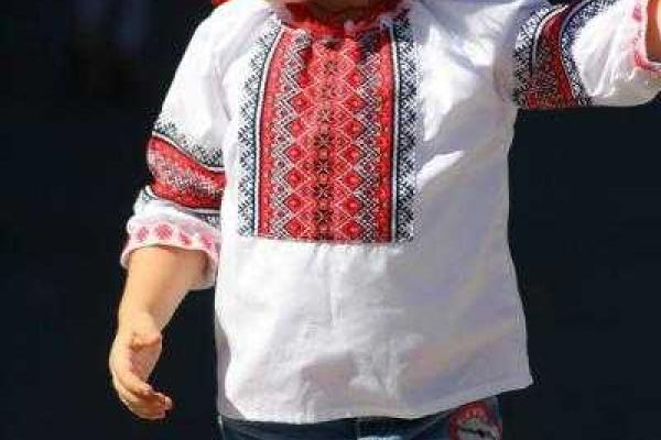 Бойцы батальона "Донбасс" в Мариуполе приняли участие в параде вышиванок