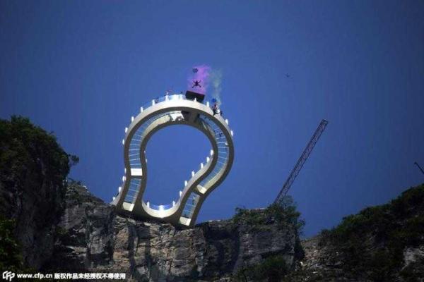 Экстремалам на заметку: в Китае открыли первый в мире подвесной стеклянный мост 