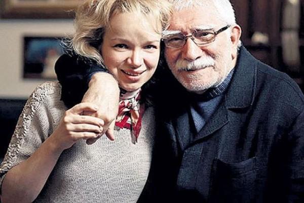 Армен Джигарханян вывел в свет молодую любовницу Армен Джигарханян вывел в свет молодую любовницу