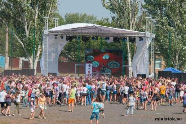 Луганск расцвел "разноцветьем": в городе состоялся праздник красок Луганск расцвел "разноцветьем": в городе состоялся праздник красок
