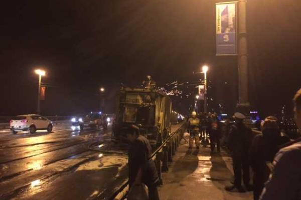 Видео пожара в Киеве: на мосту Патона сгорел мусоровоз Видео пожара в Киеве: на мосту Патона сгорел мусоровоз