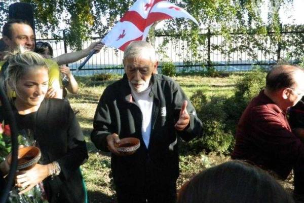 Запорожье ярко и с почестями встретило легендарного Вахтанга Кикабидзе  Запорожье ярко и с почестями встретило легендарного Вахтанга Кикабидзе