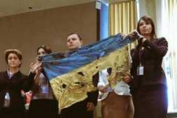 Путин выступал на ГА ООН, глядя на флаг Украины, побывавший в аду Иловайска