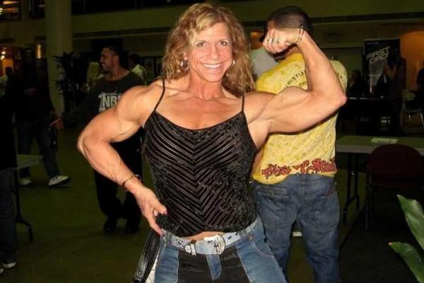 Женщина-бодибилдер, которая покоряет мир и мужчин своими железными мускулами