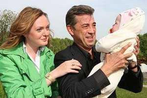 Супруга актера из сериала "Сваты" рассказала о том, как развивался их роман