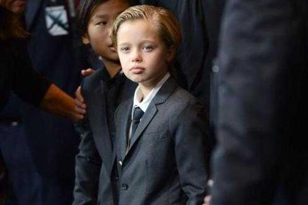 Звездные родители Джоли и Питт опасаются, что у их дочери расстройство половой идентификации Звездные родители Джоли и Питт опасаются, что у их дочери расстройство половой идентификации