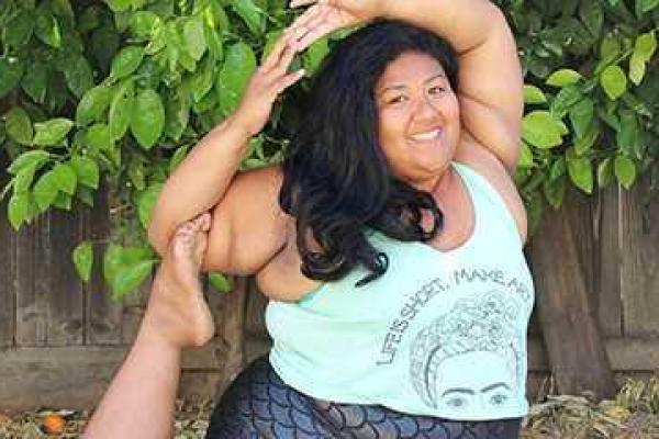 Американка разработала курс йоги для пышных женщин