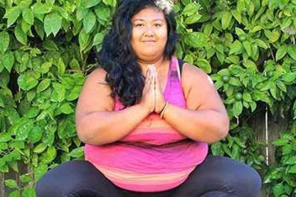 Американка разработала курс йоги для пышных женщин