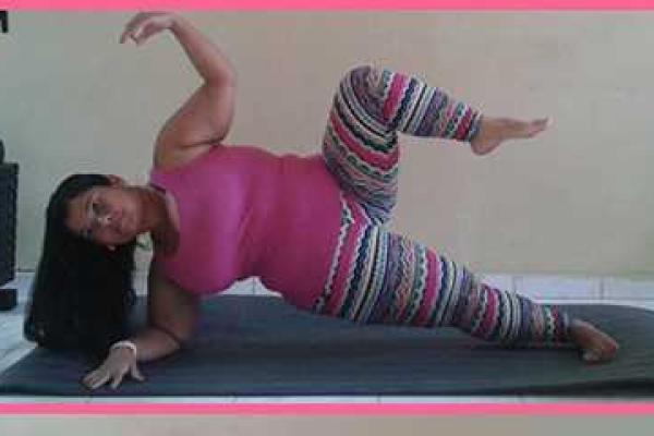 Американка разработала курс йоги для пышных женщин