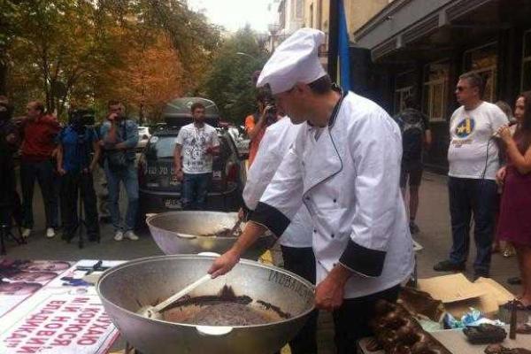 Под Генпрокуратурой прошла громкая акция: активисты требуют отставки Матиоса