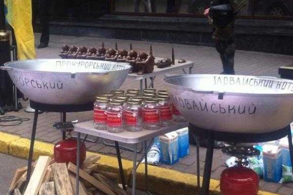 Под Генпрокуратурой прошла громкая акция: активисты требуют отставки Матиоса