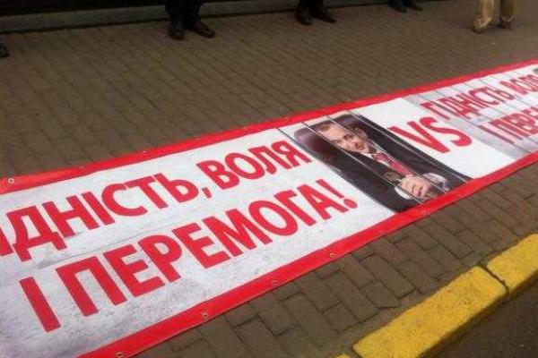 Под Генпрокуратурой прошла громкая акция: активисты требуют отставки Матиоса