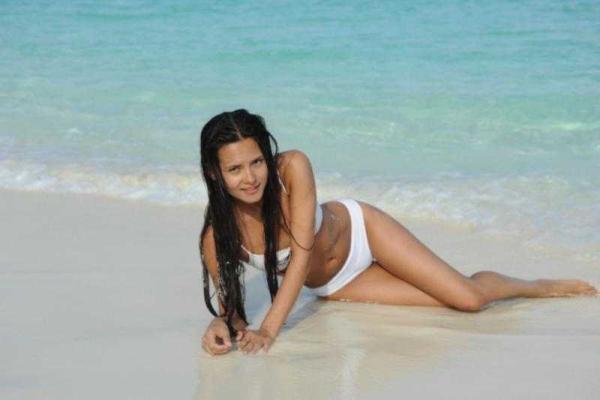 Экс-участница группы "Фабрика" стала приверженкой нудизма и гуляет голой в Америке Экс-участница группы "Фабрика" стала приверженкой нудизма и гуляет голой в Америке