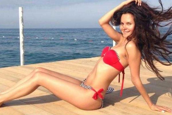 Экс-участница группы "Фабрика" стала приверженкой нудизма и гуляет голой в Америке Экс-участница группы "Фабрика" стала приверженкой нудизма и гуляет голой в Америке