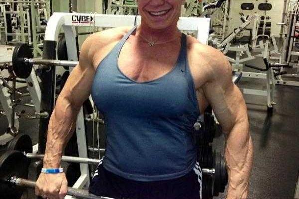 Женщина-бодибилдер, которая покоряет мир и мужчин своими железными мускулами