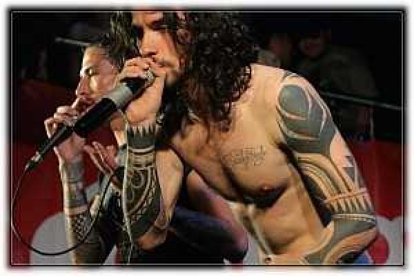 Группа Quest Pistols "подставила" организатора концерта в России