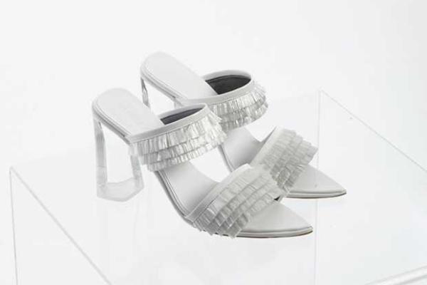 Актриса Памела Андерсон выпустит коллекцию женских туфель