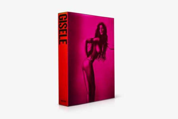 Модель Жизель Бундхен выпустила книгу со своими откровенными фото стоимостью 700 долларов за экземпляр