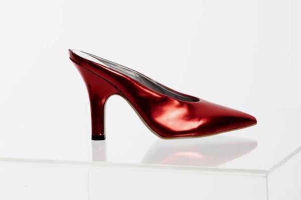 Актриса Памела Андерсон выпустит коллекцию женских туфель