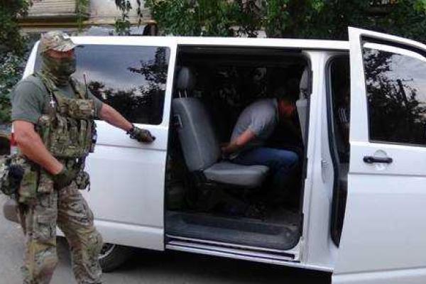 В Рубежном задержаны правоохранители, занимающиеся наркоторговлей и вымогательством В Рубежном задержаны правоохранители, занимающиеся наркоторговлей и вымогательством