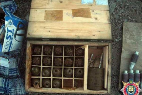 В лесу на Донетчине обнаружен схрон с оружием и боеприпасами В лесу на Донетчине обнаружен схрон с оружием и боеприпасами