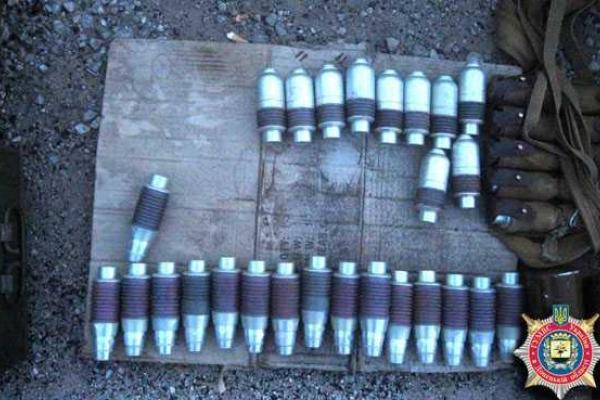 В лесу на Донетчине обнаружен схрон с оружием и боеприпасами В лесу на Донетчине обнаружен схрон с оружием и боеприпасами