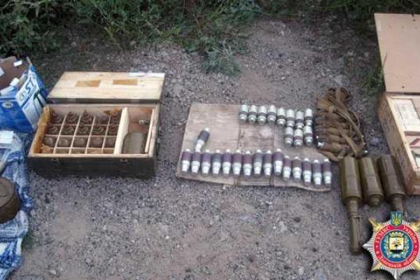 В лесу на Донетчине обнаружен схрон с оружием и боеприпасами В лесу на Донетчине обнаружен схрон с оружием и боеприпасами