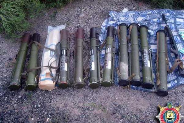 В лесу на Донетчине обнаружен схрон с оружием и боеприпасами В лесу на Донетчине обнаружен схрон с оружием и боеприпасами