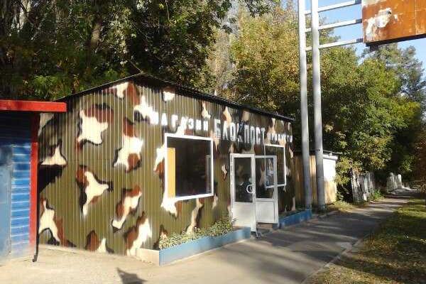 В Донецке сосиски и водку теперь можно купить "на блокпосту"