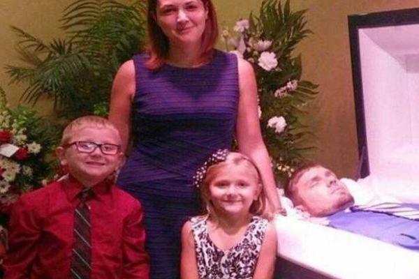 Фото американки с детьми на фоне умершего мужа вызвало волну возмущения и негодования Фото американки с детьми на фоне умершего мужа вызвало волну возмущения и негодования